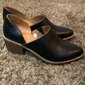 NWOT Universal Thread black shoes